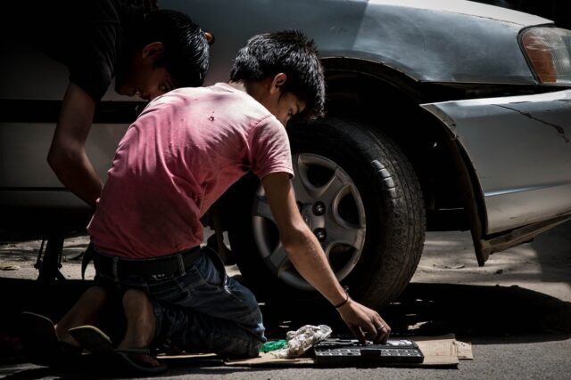 child labor, car mechanic, cars-934893.jpg